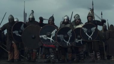 Kalkanlar tutuyor Viking ordusu ilerleyen atış. Slavlar ve Vikingler Festivali sırasında Ortaçağ canlandırma.