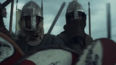 Savaştan önce Viking ordusu. Ortaçağ canlandırma.