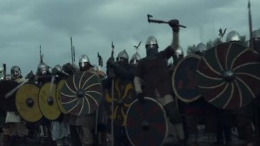 Savaştan önce Viking ordusu. Ortaçağ canlandırma.