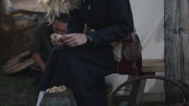 Ahşap ile çalışan Ortaçağ giyim kadın giyinmiş. Köyü'nde sivil insanların yaşam. Ortaçağ canlandırma.