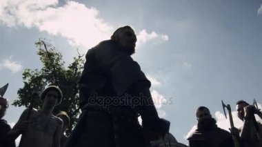 Ordu lideri onun savaşçılar savaş konuşma ve yükseltir kılıç ile Slavlar ve Vikingler Festivali sırasında ilham veriyor. Ortaçağ canlandırma.