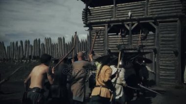 Ahşap kale Slavlar ve Vikingler Festivali sırasında uzaklaşma Viking savaşçılar ordusu. Ortaçağ canlandırma.