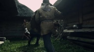 Savaşçılar, Slavlar ve Vikingler Festivali sırasında mücadele köyüne saldırı sırasında vardır. Ortaçağ canlandırma.