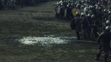 İnsanlar giyinmiş Viking savaşçıları ilerleyen sırasında Slavlar ve Vikingler Festivali gibi kalabalık. Ortaçağ canlandırma.