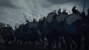 Viking savaşçılar ordusu ilerleyen atış. Ortaçağ canlandırma.