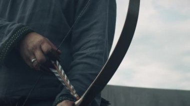 Ortaçağ Archer çizer bir kiriş amaçlamaktadır ve atış için hazırlar. Ortaçağ canlandırma.