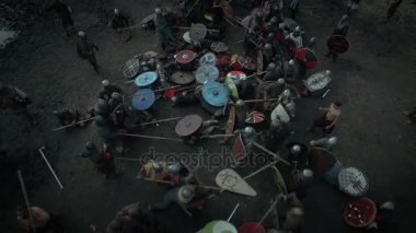 Battlefield üzerinde uçan nerede kalabalık, savaşçılar savaşmak. Slavlar ve Vikingler Festival.Medieval canlandırma.