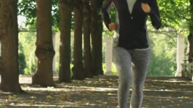 Çekici kadın parlak güneşli bir günde Parkı'nda çalışan.