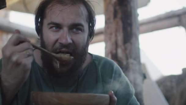 Vestido de Homem de Roupas Medieval Comendo uma Sopa. Vida de Pessoas Civis na Vila. Reconstituição Medieval . — Vídeo de Stock