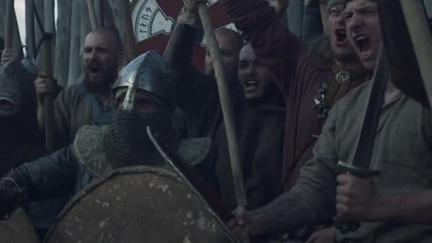 Армия викингов кричит перед боем во время фестиваля славян и викингов. Средневековая реконструкция . — стоковое видео
