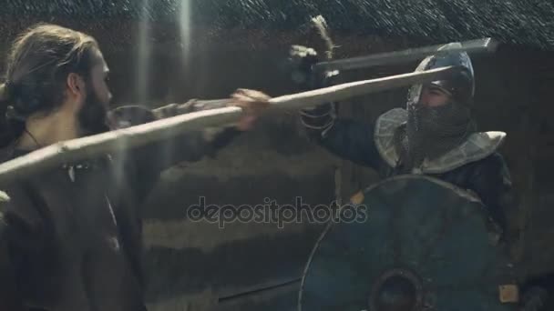 전사는 마에 공격 동안에 싸움. 중세 재연. — 비디오