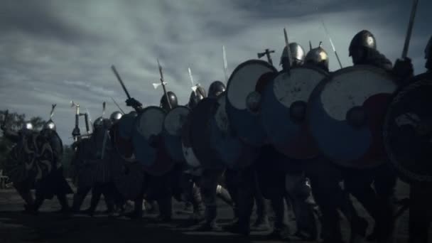 Záběr postupující armáda válečníků Viking. Středověká rekonstrukce.
