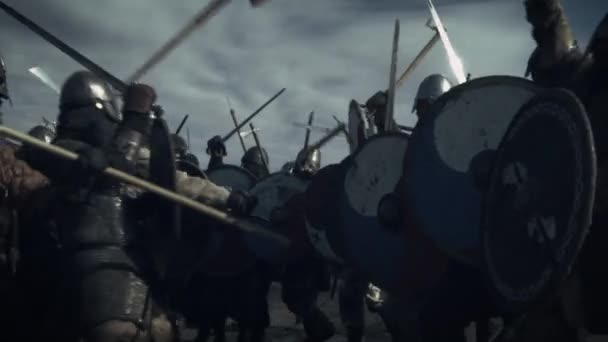Большая битва между средневековыми воинами. Средневековая реконструкция . — стоковое видео