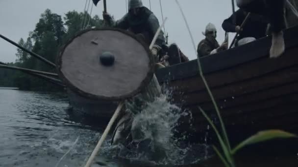 Viking harcosok leugrik a sor hajó érkezés után a partra. Szlávok és vikingek fesztivál. Középkori Reenactment. — Stock videók