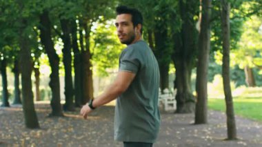 Yakışıklı adam arıyorsunuz geri çalışan ileri parlak güneşli bir gün, süre.