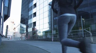 Dışa doğru kamera kent ortamında çalışan kadın