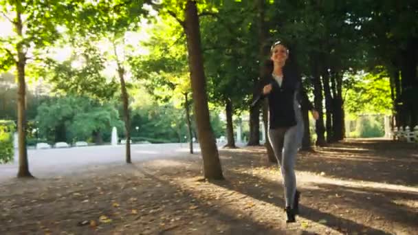 Νεαρή γυναίκα και ο άνθρωπος που τρέχει μαζί προς τα εμπρός προς την κάμερα στο λαμπρό ηλιόλουστη μέρα — Αρχείο Βίντεο