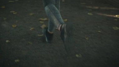 Parlak güneşli bir günde parkta koşu boyunca kadın.
