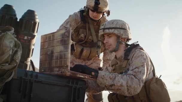 Soldaten zijn met behulp van Laptop Computer voor toezicht tijdens de militaire operatie in de woestijn. Slow Motion. — Stockvideo