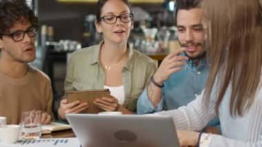 Aktif genç insanlar toplantı ve tartışma kafede sahip küçük bir yaratıcı ekip.