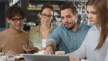 Aktif genç insanlar toplantı ve tartışma kafede sahip küçük bir yaratıcı ekip.