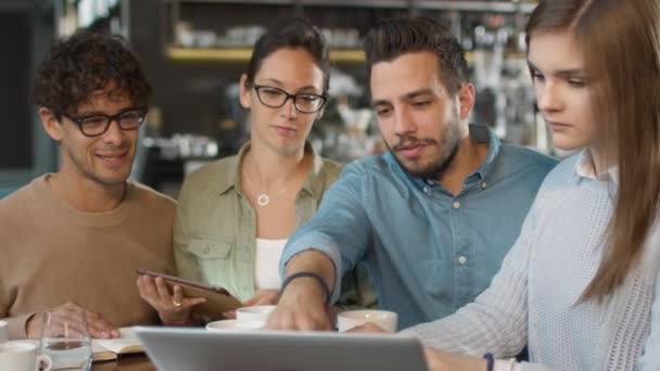 Piccolo team creativo di giovani attivi che si incontrano e discutono in caffetteria . — Video Stock