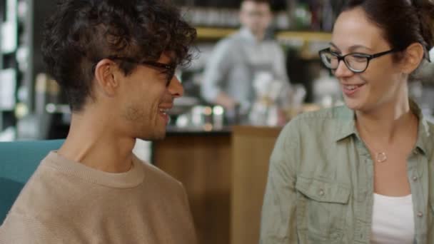 Groep van positieve gemengd ras jonge mensen hebben gesprek in de coffeeshop. — Stockvideo