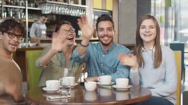 Grup genç gülümseyen karışık ırk insanlar arıyorum kafede kamera. — Stok video