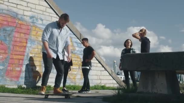 Skateboarder realizando Kickflip para sus amigos adolescentes . — Vídeos de Stock