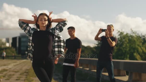 Menina adolescente realizando dança moderna ao ar livre em ambiente urbano . — Vídeo de Stock