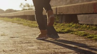 Adam açık havada kaykay kentsel ortamda.