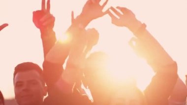 Gruba dans ve güneş ışığı açık havada elinde yükselterek. Ağır çekim Shot.