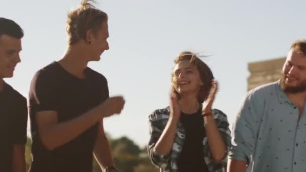 Grupo de adolescentes felices riendo, levantando las manos, saltando mientras avanzan hacia la cámara . — Vídeos de Stock