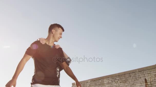 Feliz adolescente homem carregando namorada Piggyback no brilhante dia de verão . — Vídeo de Stock