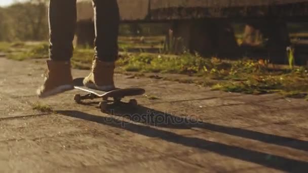 Mężczyzna na zewnątrz Skateboarding w środowisku miejskim. — Wideo stockowe