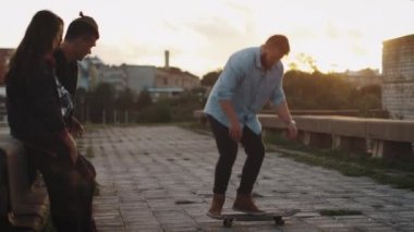 Genç arkadaşları için hileci performans kaykaycı.