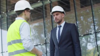 İşadamı ve mühendisi şantiye sözleşmesi karşılıklı olması zor şapka.