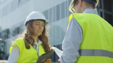 Sabit şapka şantiye konuşmayı erkek ve dişi mühendislerince