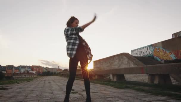 Giovane ragazza adolescente che esegue danza moderna su edificio abbandonato . — Video Stock