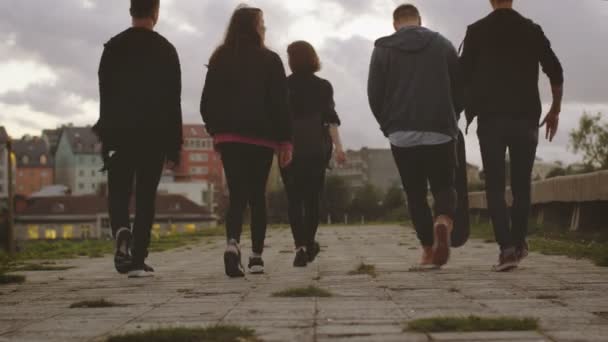 Ομάδα πέντε εφήβων ευτυχισμένο το περπάτημα προς τα εμπρός και προς τα έξω, κάμερα στο αστικό περιβάλλον. — Αρχείο Βίντεο