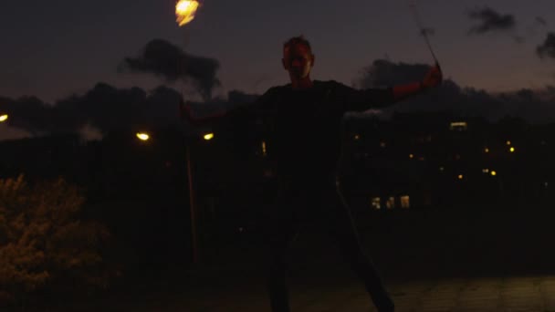 Artista masculino realizando espectáculo de fuego al aire libre a la hora de la noche . — Vídeos de Stock