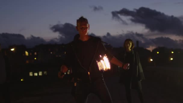 Artiste masculin performant spectacle de feu en plein air à l'heure du soir . — Video