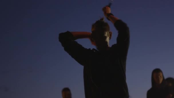 Мужчина-артист выступает с огненным шоу на открытом воздухе в вечернее время . — стоковое видео