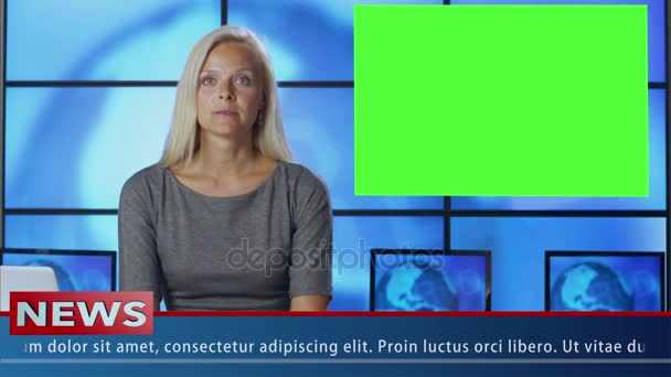 Vrouwelijke nieuwspresentator in omroep Studio met Green Screen Display voor Mockup gebruik. — Stockvideo