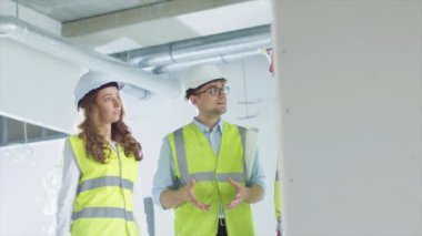Sabit şapka Blueprint, binanın yapım aşamasında içinde bakarak konuşmayı mühendislerince ekibi.