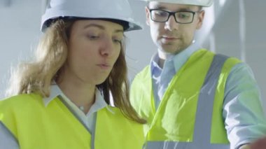Sabit şapka Blueprint, binanın yapım aşamasında içinde bakarak konuşmayı mühendislerince ekibi.