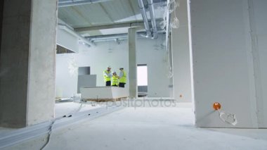 Sabit şapka Blueprint, binanın yapım aşamasında içinde bakarak konuşmayı mühendislerince ekibi.