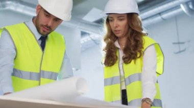 Grup mühendis bitti bükme büyük Blueprint ve konuşmayı, Bina yapım aşamasında içinde.