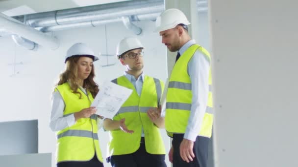Sabit şapka Blueprint, binanın yapım aşamasında içinde bakarak konuşmayı mühendislerince ekibi. — Stok video