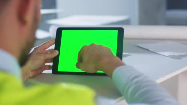 Μηχανικός χρησιμοποιώντας υπολογιστή Tablet με οθόνη πράσινο μέσα κτίριο υπό κατασκευή. Μεγάλη για χρήση Mockup. — Αρχείο Βίντεο